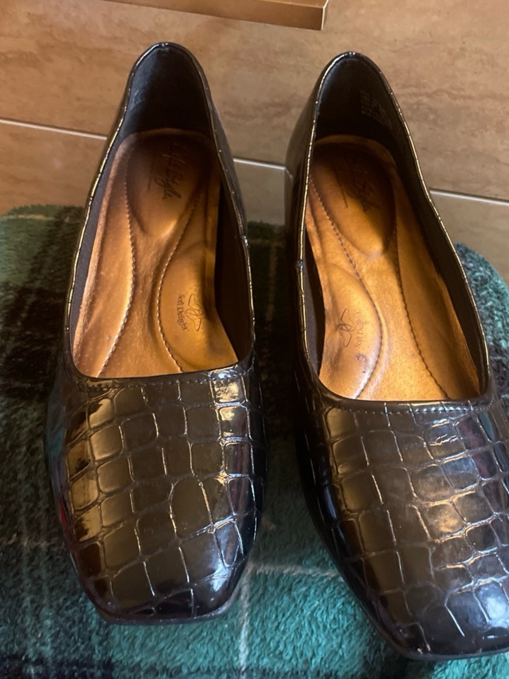 Comfortiva Black Croc-Embossed Slip-On Flats